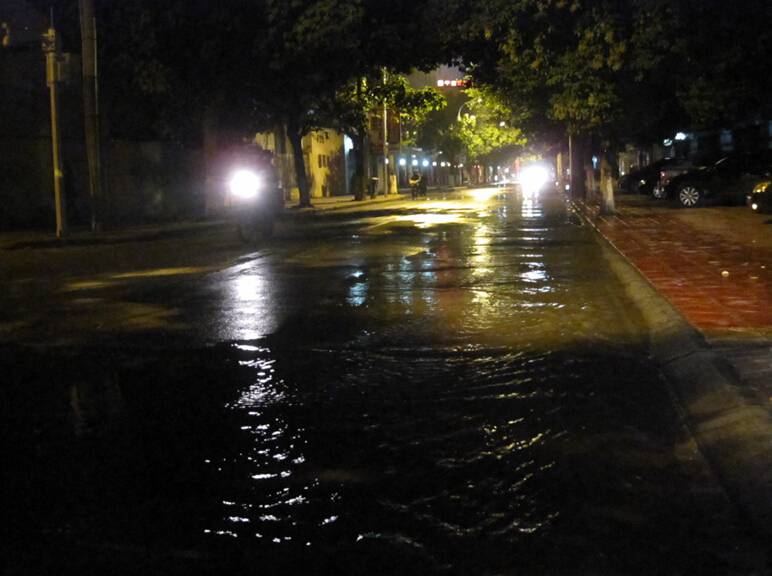 市区椰树巷旌都东苑水管爆裂 街面积水成河