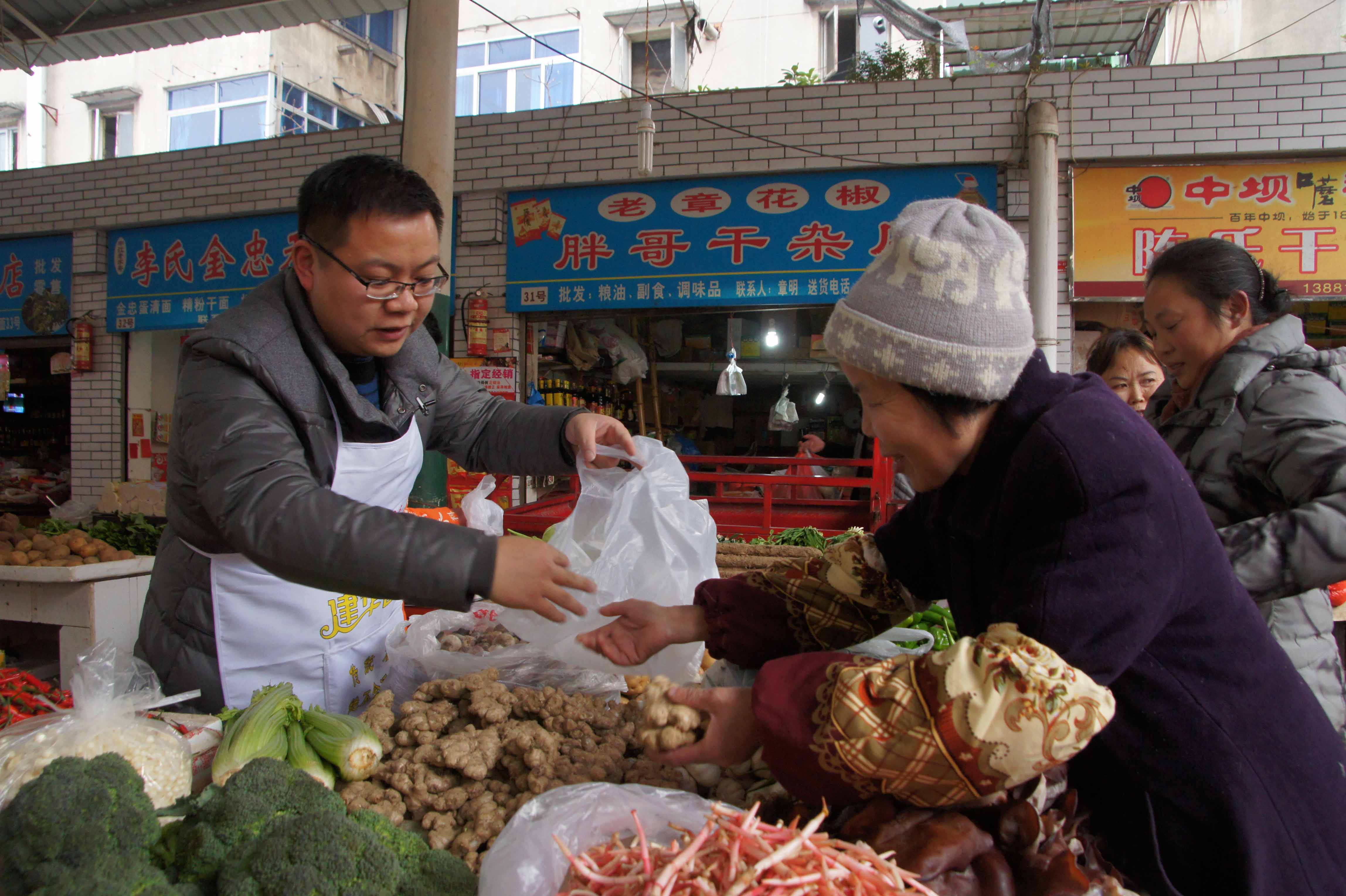 公务人员到市场卖菜  中江工商换位体验