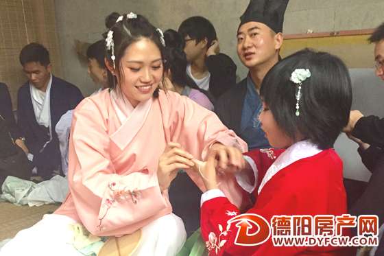 汉服爱好者齐聚 举行“花神祭”赏花祈福