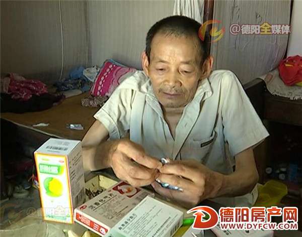 六旬老人卡上“多”了钱 怕人汇错寻原因