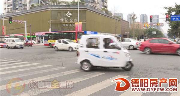 快递哥冲黄灯撞大奔 维修费高达2万多