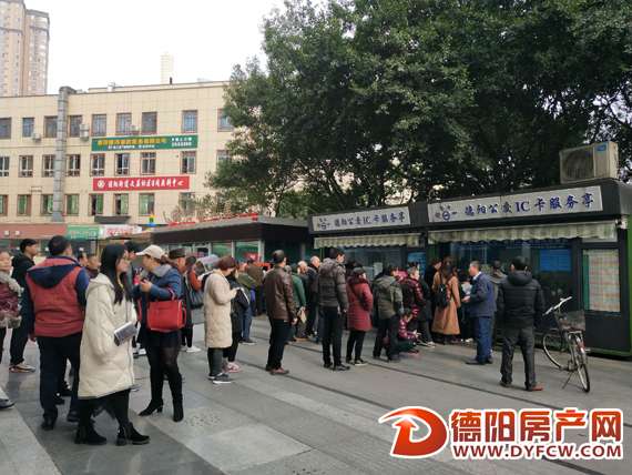 开学在即公交卡充值打拥堂