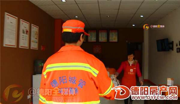 环卫工上门“收货” 垃圾也有“快递员”