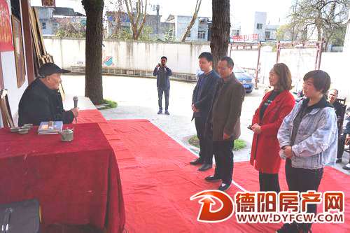 绵竹年画大师李芳福喜收徒