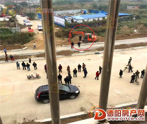 什邡企业老板缢死于挖掘机臂 警方已介入调查