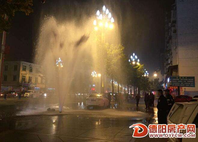 倒车撞爆消防栓 于是街头有了“喷泉”