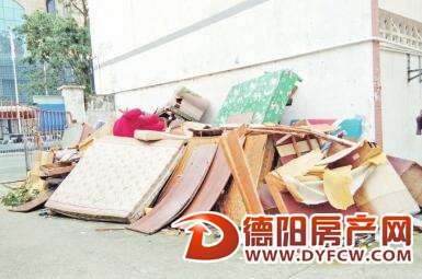 屏山街古树巷：废旧家具堆在小区门口