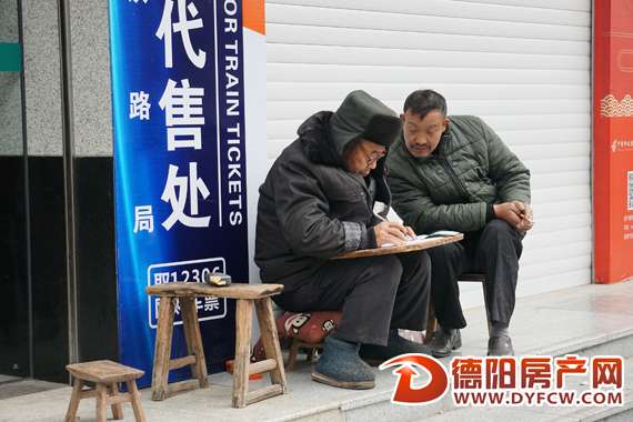 帮人代写书信30年中江七旬大爷“能写一天是一天”