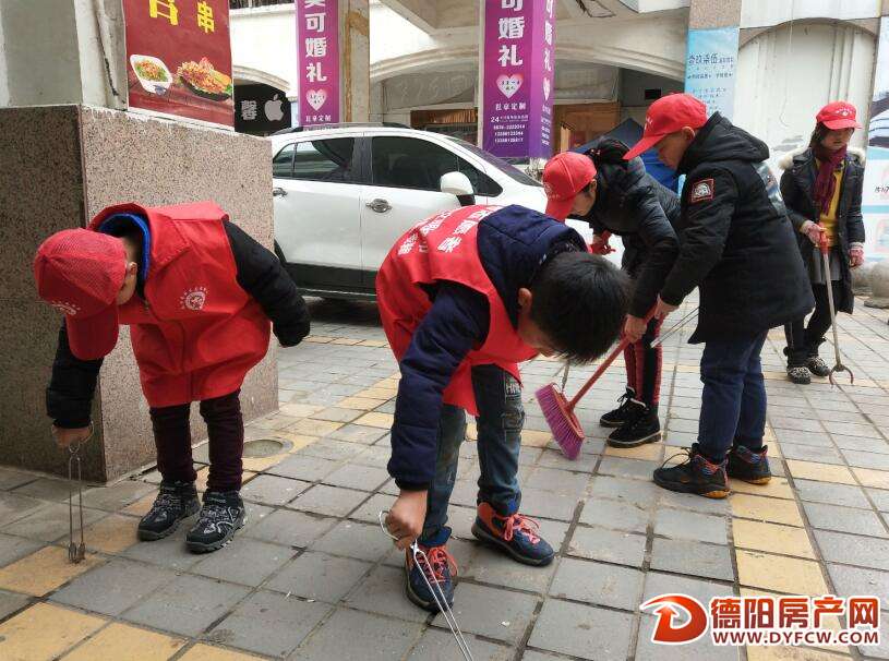 市民“变身”环卫工 上街清扫宣传环保