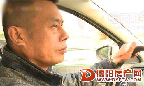 德阳一的哥发现乘客遗落巨款 拾金不昧急寻失主