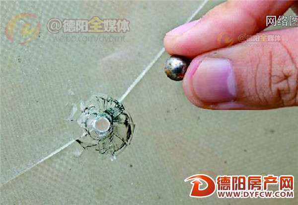 多家小区玻璃上现“弹孔” 制造者小心犯法！