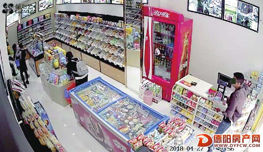 一人掩护一人下手男女配合偷走店员手机