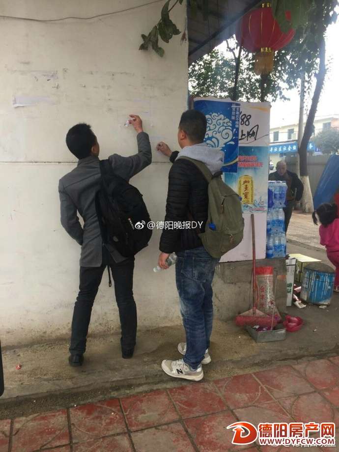 德阳两男子张贴小广告被城管抓现行