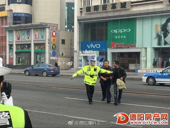 德阳交警严查交通违法，行人横穿马路要遭起