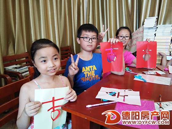 文庙社区：剪纸艺人现场授课 孩子们个个“有一手”