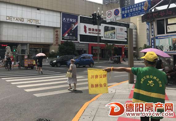 文明交通志愿者： 城市里的一道风景线