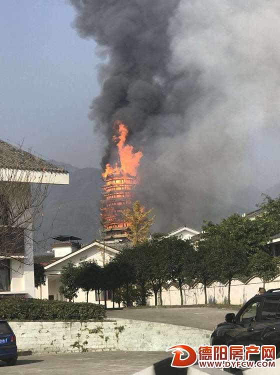 绵竹九龙寺突发大火 两座大殿和佛塔被焚毁