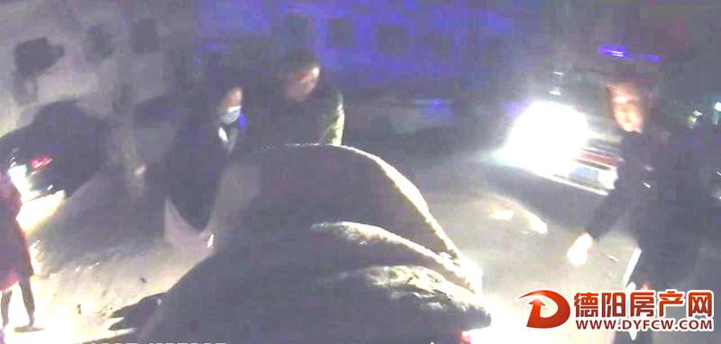 雪花飘飞的凌晨医生跪在小区路灯下为她接生