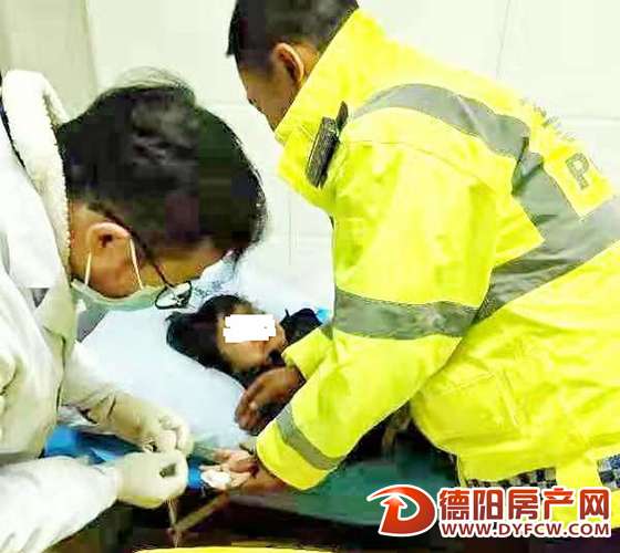 小孩手指不慎被砸断 特巡警及时帮忙送医