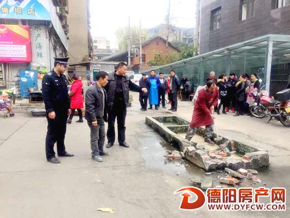 占道经营建鱼池卖鱼城管责令拆除