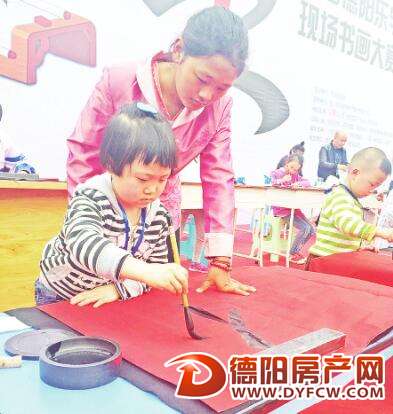 只比桌子高一点小朋友的书法水平可不低