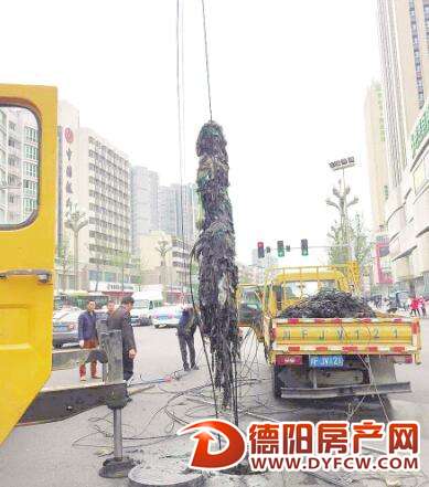 机器人清理下水道拖出3米长垃圾