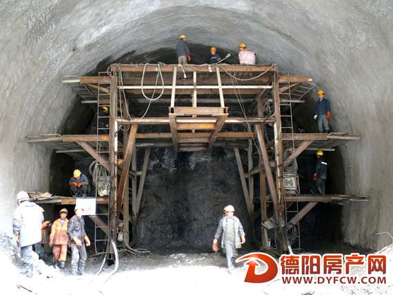 绵茂公路最长隧道加紧施工