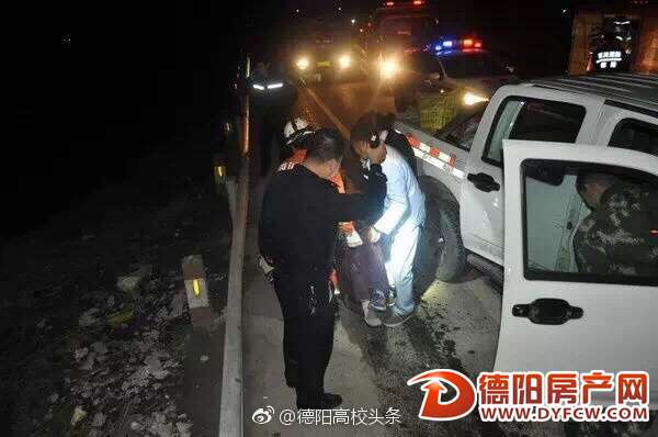 德阳绵竹：这个车祸好吓人！脑壳都卡在挡风玻璃上了