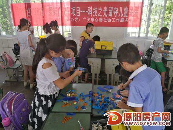 公益科技课进校园 学生自制机器车
