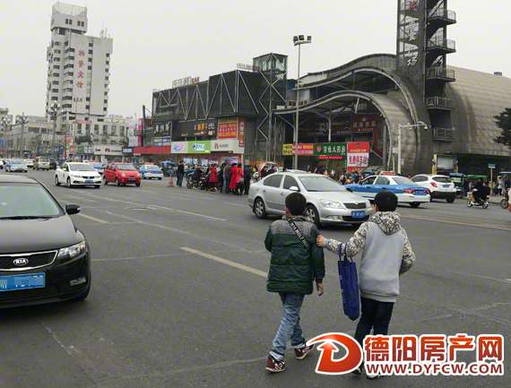 太危险！有地下通道不走、偏要横穿马路