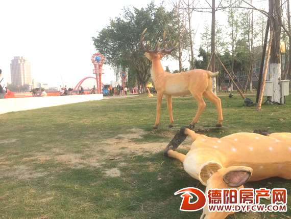 小鹿“身首异处”湖畔景观灯再遭黑手