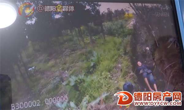 广汉八旬老人摔倒 民警扶起送医