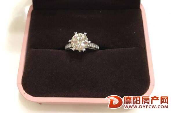 花19万元买的钻戒，咋看起来有些偏黄？