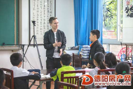 德国小伙来德阳乡村中学教英语