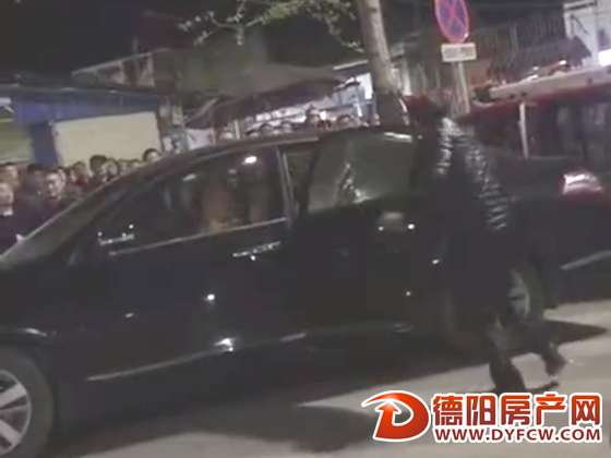 一言不和 三轮师傅操起扳手砸车窗