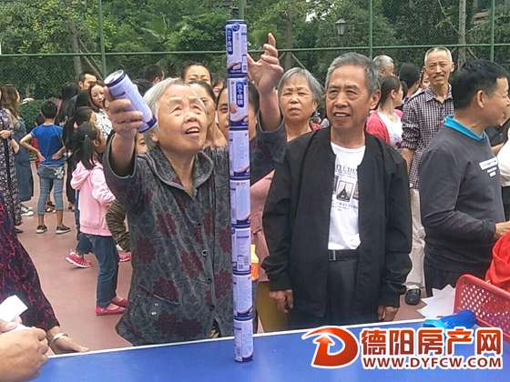 小区里的中秋游园会 600多名业主耍得嗨