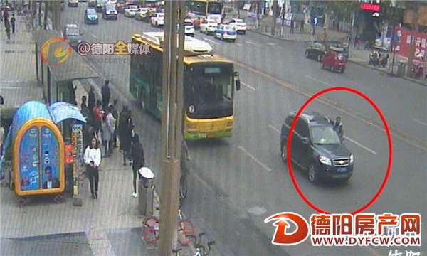 因为三元停车费 收费大爷身挂越野车外“御风而行”