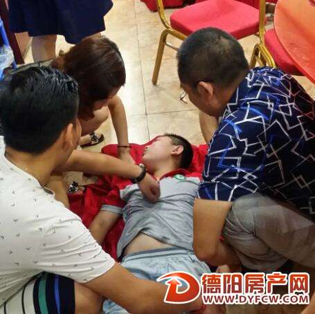 男孩餐馆里倒地抽搐 幸亏隔壁包间就有医生