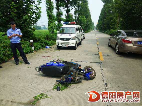 警车撞摩托致2人受伤？实为民警追捕盗车贼