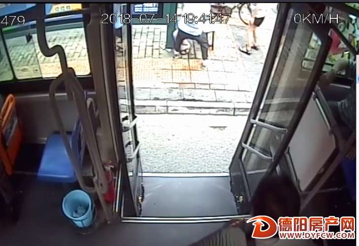 老人下车时突然晕倒公交司机热心救护