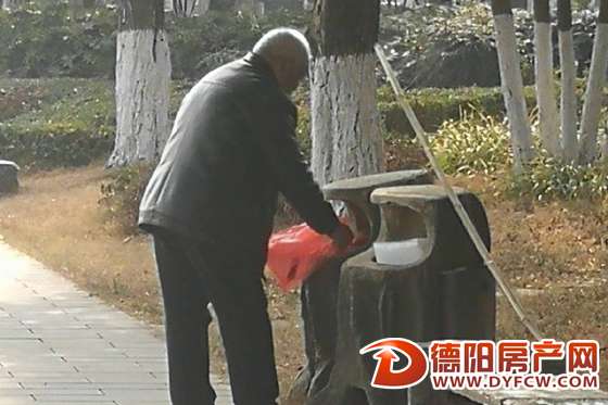 持长杆打捞旌湖垃圾 网友为老人点赞