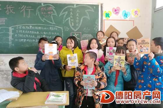 志愿者捐赠2000多册新书 乡村学校每个教室都有了书橱