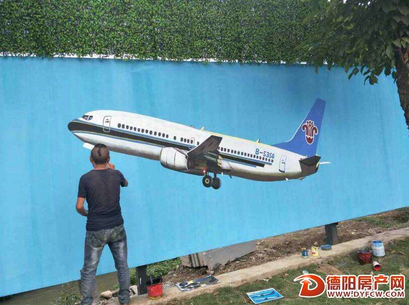 广汉街头现上万平方米画作蓝天飞机“上墙”