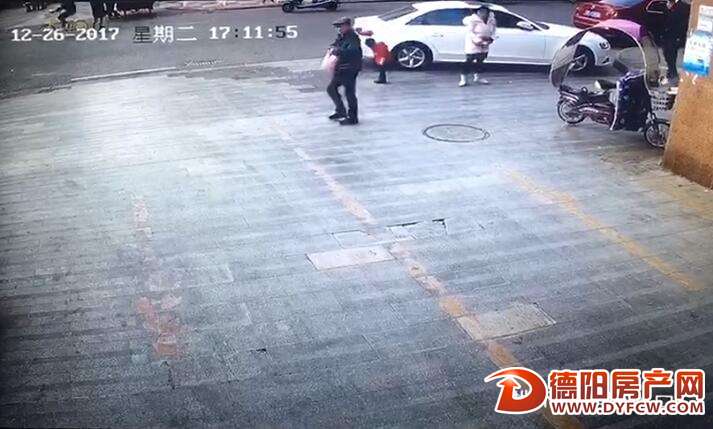 一出店门便被盯上 高清监控拍下蟊贼扒窃全过程