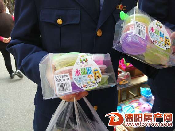 德阳工商部门突查校园周边 半天收缴“水晶泥”上百盒