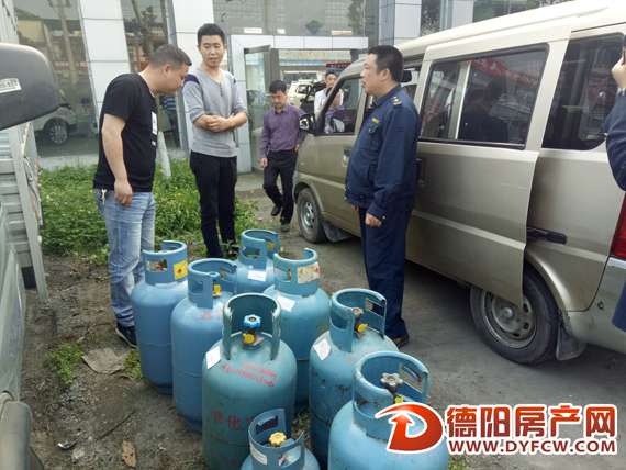 2岁幼童坐在车上 他竟然还拉了8罐液化气