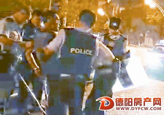 凌晨街头有人持刀挥舞刚下班的辅警挺身而出