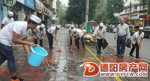 每天义务清扫街道西小区有群特殊志愿者