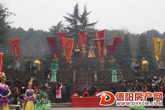 广汉三星堆重现古蜀大祭祀 吸引上万游客观看