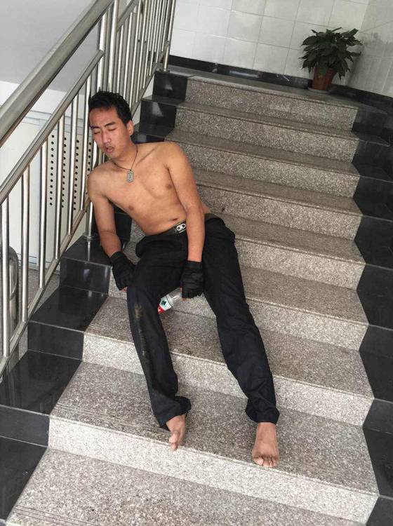 网友纷纷点赞！跳河救人累瘫的巡警火了